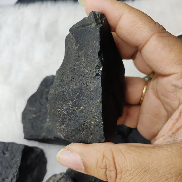 Agatesaura_MG-LN03BA1000_Regular_Asymmetrical_Crystal_Stone_(Black_1000_g)