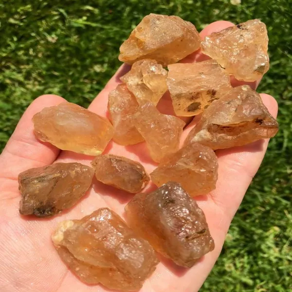 Agatesaura_MG-LN03RC100_Regular_Asymmetrical_Crystal_Stone_(Yellow_1_kg)