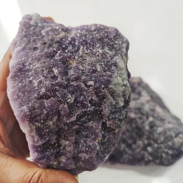 Agatesaura_MG-LNRAWSTO05_Regular_Asymmetrical_Crystal_Stone_(Purple_200_g)
