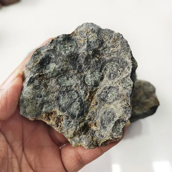 Agatesaura_MG-LNRAWSTO16_Regular_Asymmetrical_Crystal_Stone_(Green_200_g)