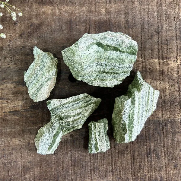 Agatesaura_MG-LNRAWSTO12_Regular_Asymmetrical_Crystal_Stone_(Green_200_g)