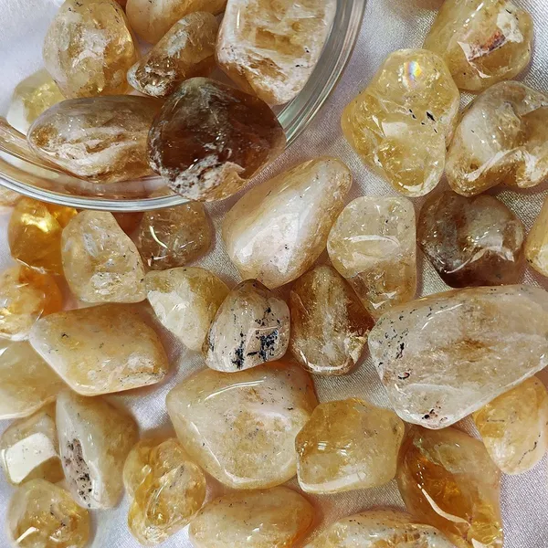 Agatesaura_MG-LTUSTOCH28_Regular_Asymmetrical_Crystal_Stone_(Yellow_450_g)
