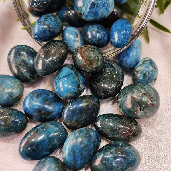 Agatesaura_MG-LTUSTOCH12_Regular_Asymmetrical_Crystal_Stone_(Blue_450_g)