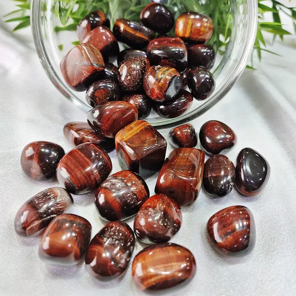 Agatesaura_MG-LTUSTOCH02_Regular_Asymmetrical_Crystal_Stone_(Red_100_g)