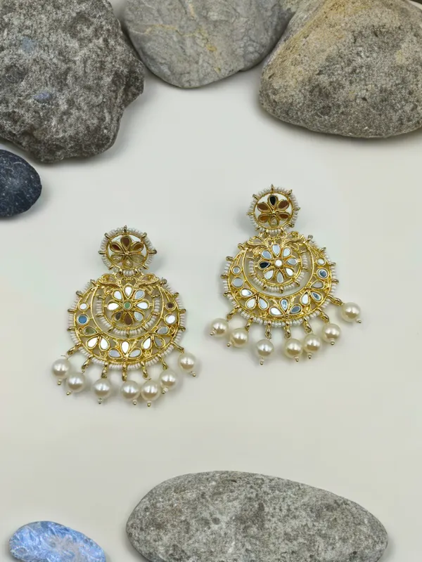 Mang_Teeka_White_With_Earring