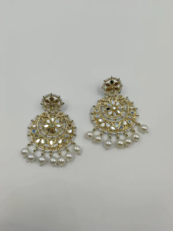 Mang_Teeka_White_With_Earring