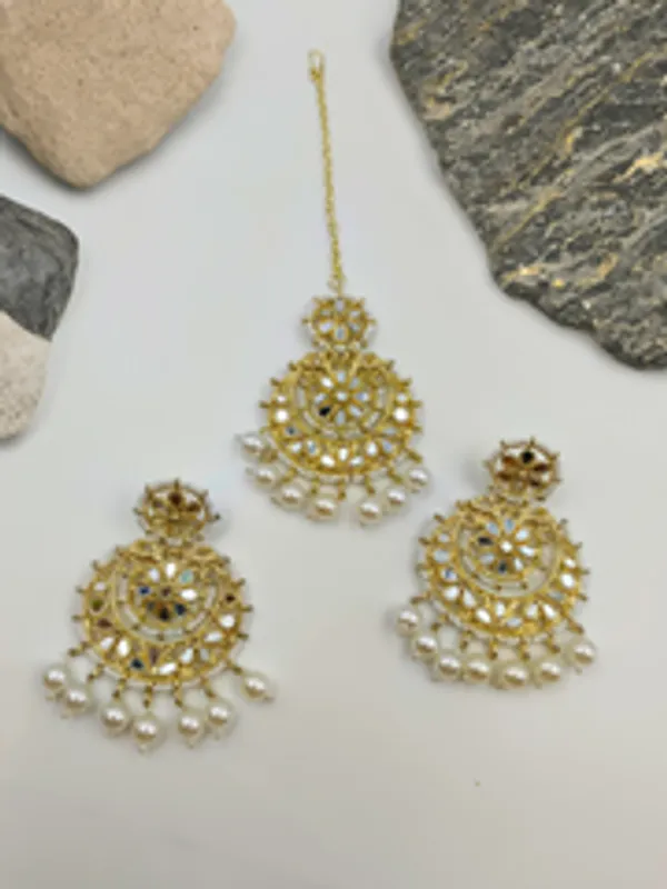 Mang_Teeka_White_With_Earring