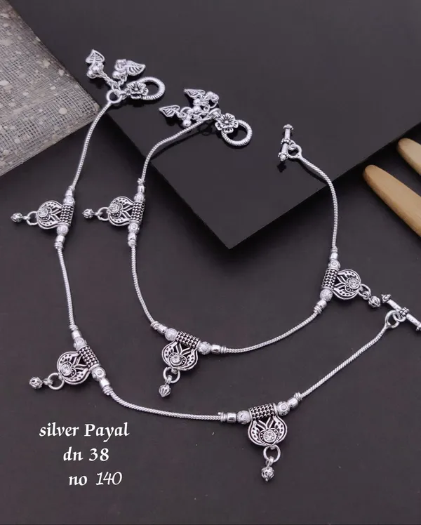 Silver_Alloy_Floral_Charm_Payal_Anklet_Pair_For_Women