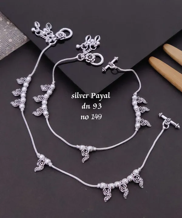 Silver_Alloy_Floral_Charm_Payal_Anklet_Set_For_Women