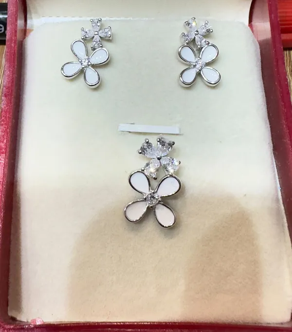 Silver_Tone_Floral_Pendant_And_Earrings_Set_For_Women