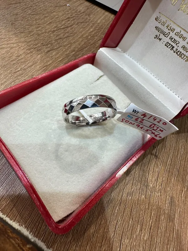 Silver_Metal_Faceted_Band_Ring_for_Adults