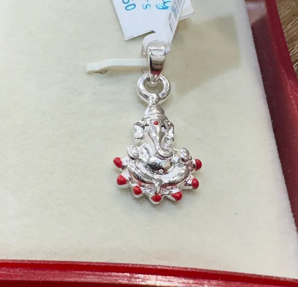 Silver_Ganesha_Pendant_With_Red_Stone_Accents