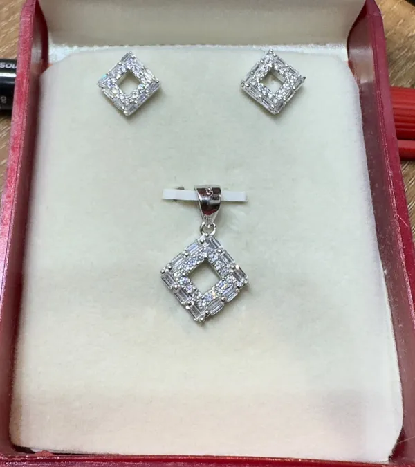 Silver-Tone_Stone-Studded_Pendant_Set_for_Women