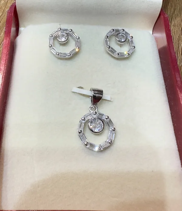 Silver_Tone_Circular_Pendant_And_Earring_Set_for_Women
