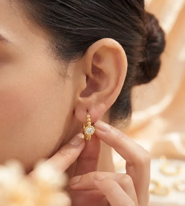 Siona_Single_Diamond_Huggy_Earrings