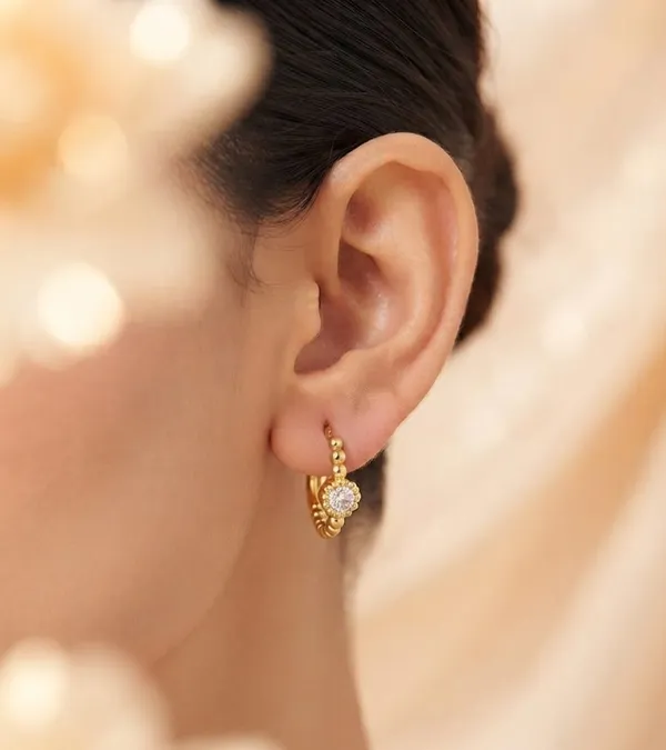 Siona_Single_Diamond_Huggy_Earrings