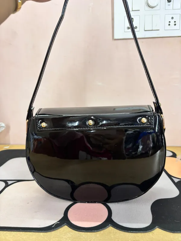 Black_Patent_Finish_Shoulder_Bag_for_Women