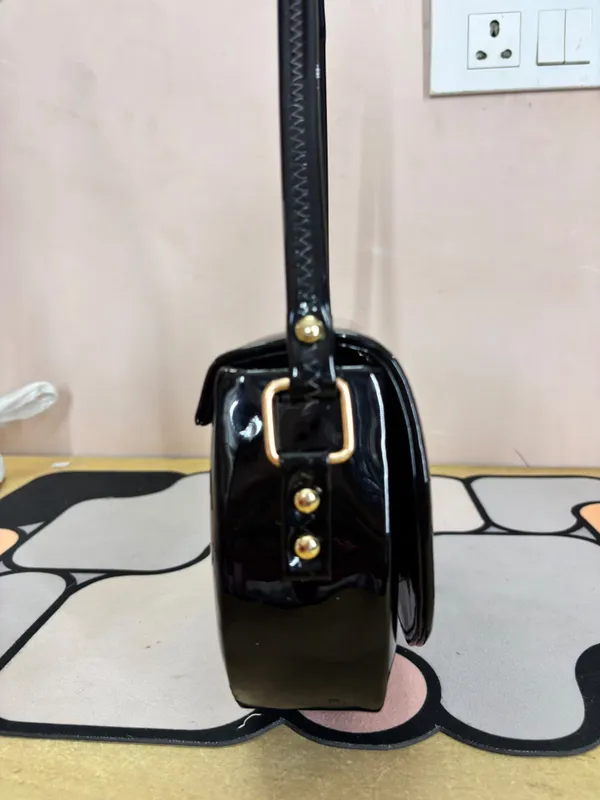 Black_Patent_Finish_Shoulder_Bag_for_Women