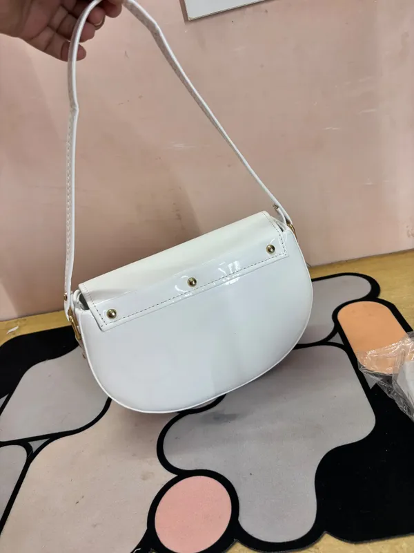 Black_Patent_Finish_Shoulder_Bag_for_Women