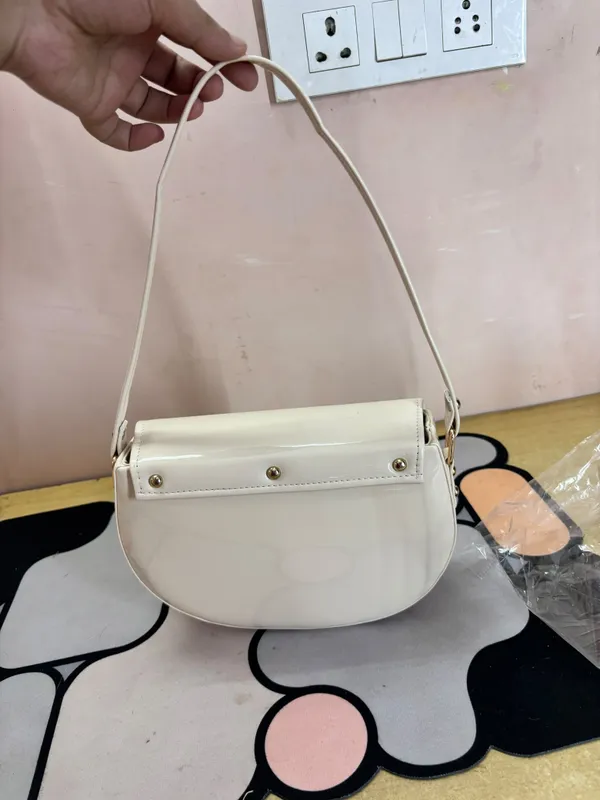 Black_Patent_Finish_Shoulder_Bag_for_Women