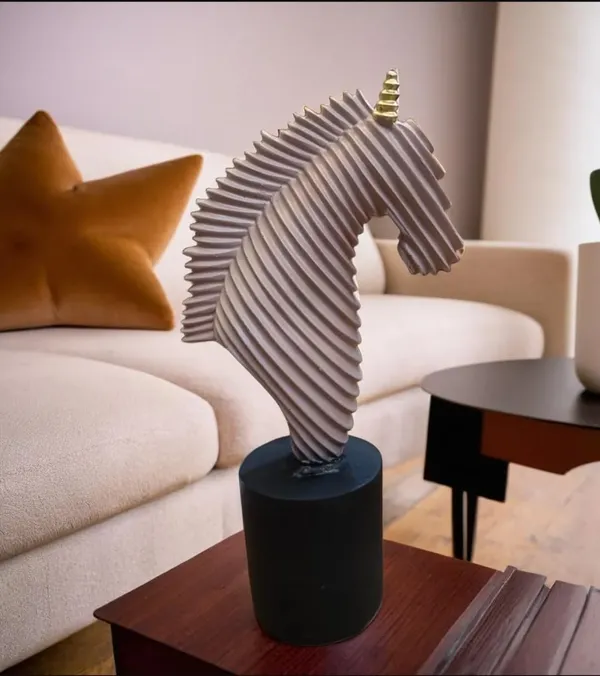 Horse_Head_Sculpture_On_Base