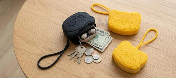 Silicone_Animal_Earbud_Case_With_Keychain_Loop