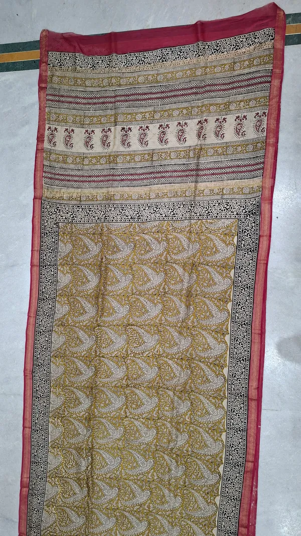 Cream_Maheshwari_Silk_Floral_Paisley_Print_Saree