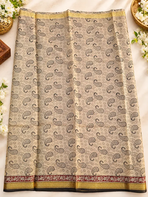 Cream_Printed_Traditional_Saree_For_Women