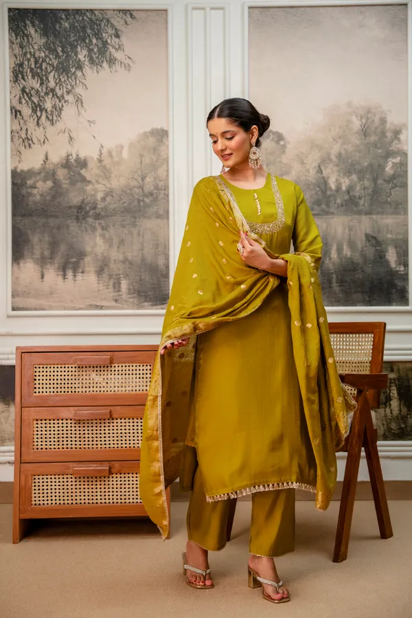 Mustard_Straight_Fit_Kurta_Set_For_Women