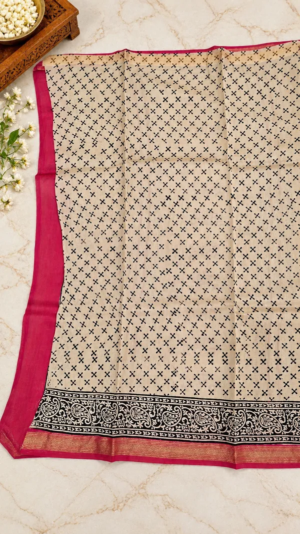 Cream_Maheshwari_Silk_Floral_Paisley_Print_Saree