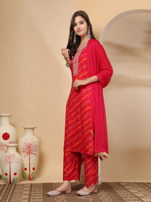 Pink_Viscose_Rayon_Regular_Leheriya_Printed_Thread_Work_Kurta_Set_For_Women