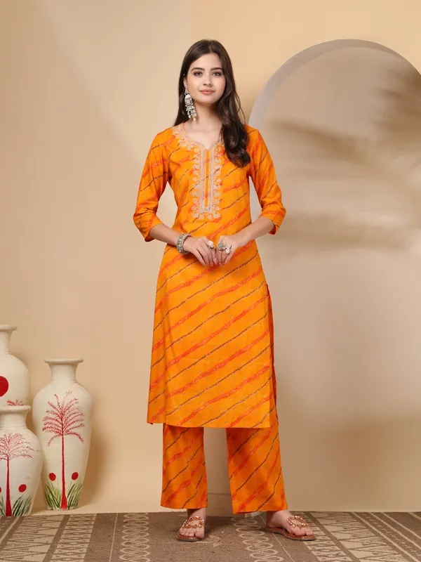 Orange_Viscose_Rayon_Regular_Leheriya_Printed_Thread_Work_Kurta_Set_For_Women