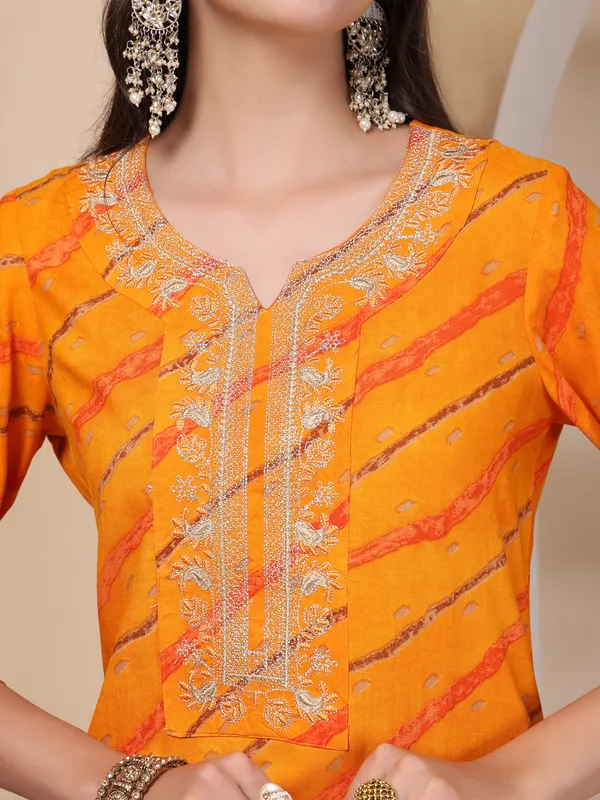 Orange_Viscose_Rayon_Regular_Leheriya_Printed_Thread_Work_Kurta_Set_For_Women