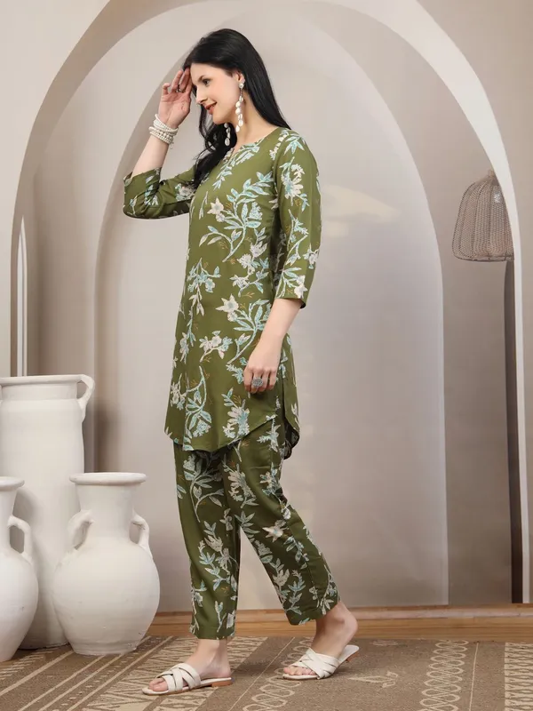 Green_Viscose_Rayon_Floral_Printed_Top_Palazzo_Co-Ords_For_Women