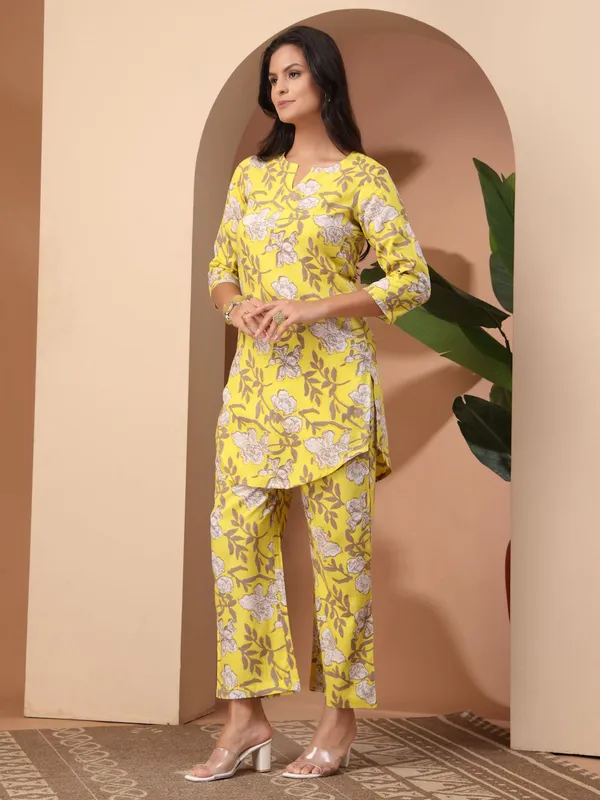 Yellow_Viscose_Rayon_Floral_Printed_Straight_Co-Ords_For_Women