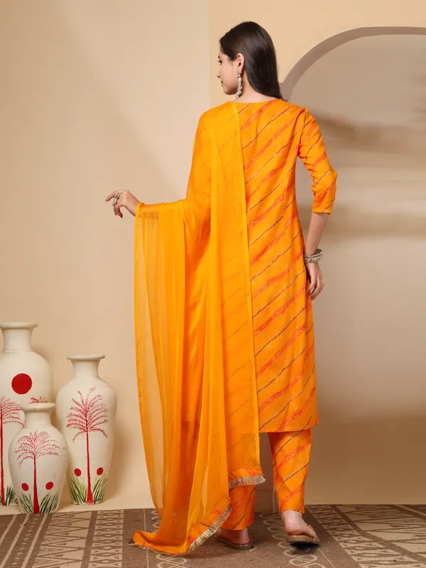 Orange_Viscose_Rayon_Regular_Leheriya_Printed_Thread_Work_Kurta_Set_For_Women
