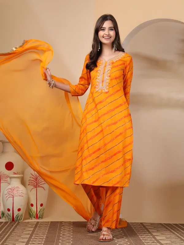 Orange_Viscose_Rayon_Regular_Leheriya_Printed_Thread_Work_Kurta_Set_For_Women