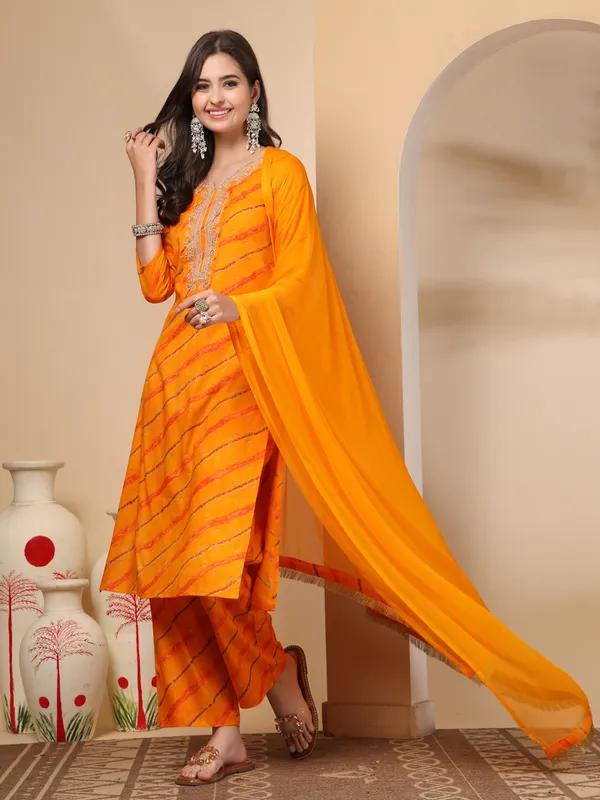 Orange_Viscose_Rayon_Regular_Leheriya_Printed_Thread_Work_Kurta_Set_For_Women
