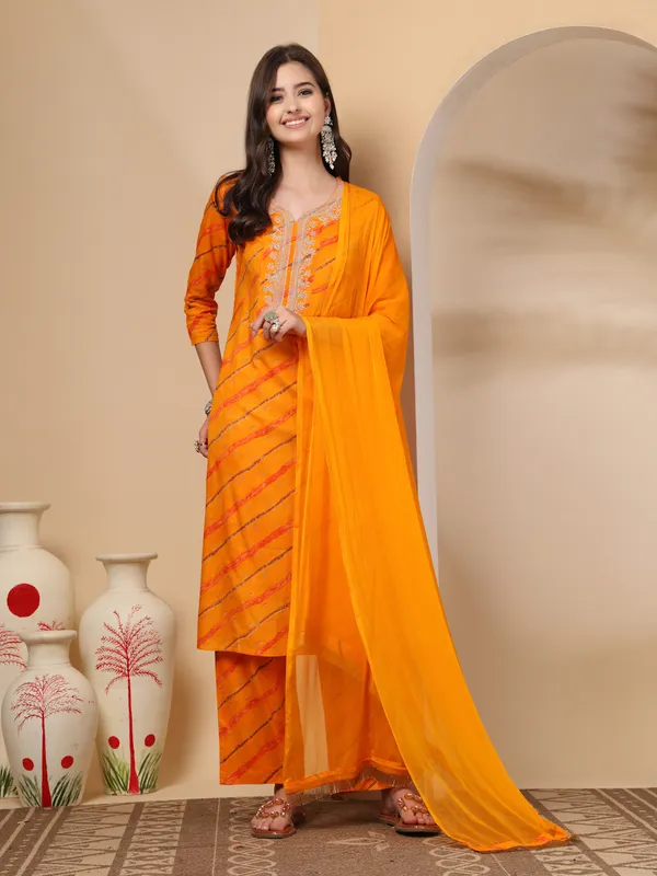 Orange_Viscose_Rayon_Regular_Leheriya_Printed_Thread_Work_Kurta_Set_For_Women