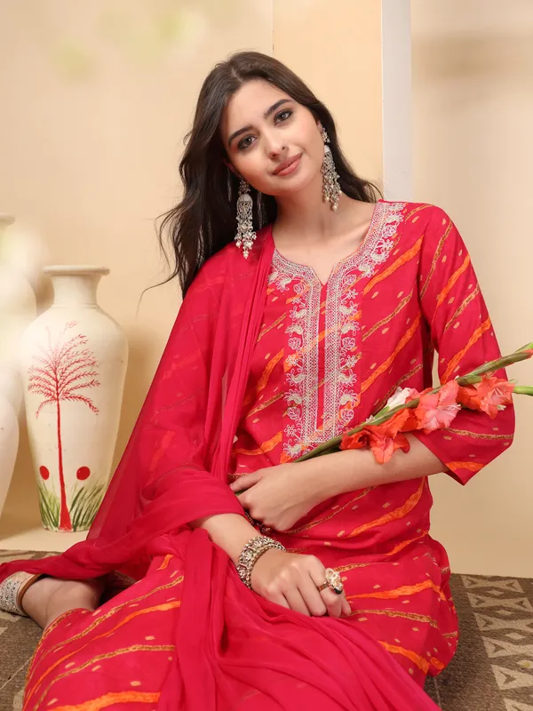 Pink_Viscose_Rayon_Regular_Leheriya_Printed_Thread_Work_Kurta_Set_For_Women