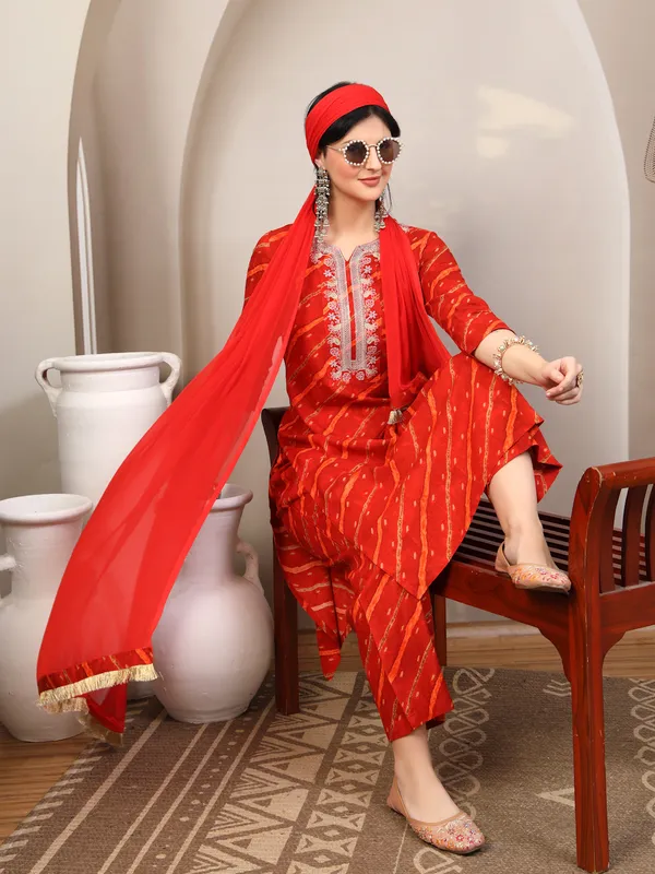 Red_Viscose_Rayon_Regular_Leheriya_Printed_Thread_Work_Kurta_Set_For_Women