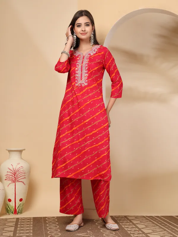 Pink_Viscose_Rayon_Regular_Leheriya_Printed_Thread_Work_Kurta_Set_For_Women