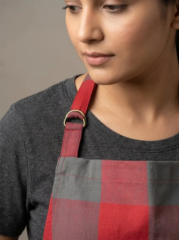 Unisex_Cotton_Kitchen_Apron_For_Men_Women_Free_Size_Adjustable_Neckline_With_Adjuster_Soft_Breathable_Fabric_Parted_Front_Pocket_Back_Straps_For_Adjustable_Fit_Red_Grey_Checkered_Apron