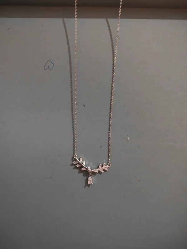 Rose_Gold_Metal_Floral_Pendant_Necklace_for_Women