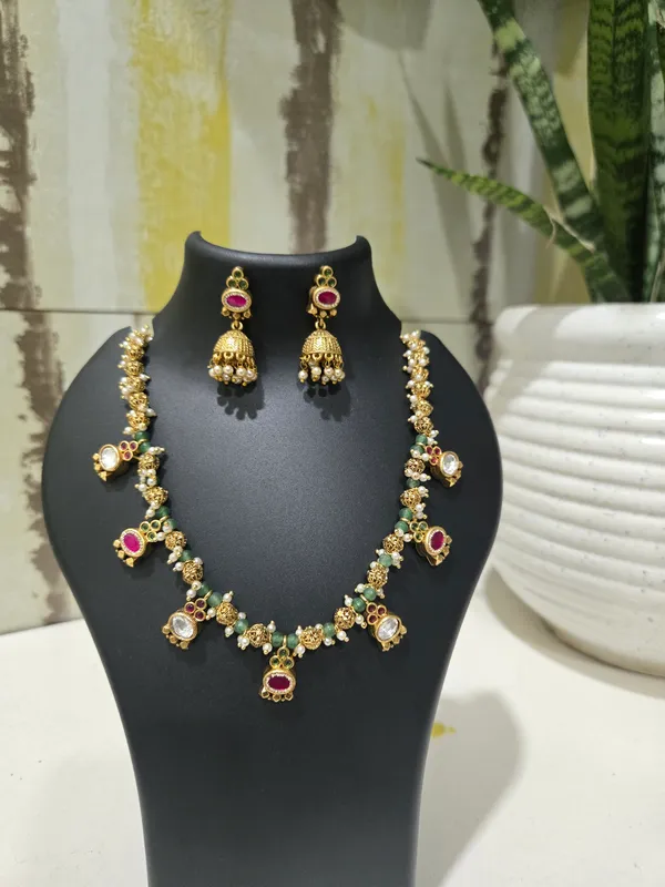 Gold_Tone_Kundan_Necklace_Set_For_Women
