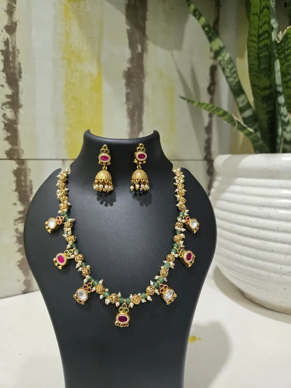Gold_Tone_Kundan_Necklace_Set_For_Women