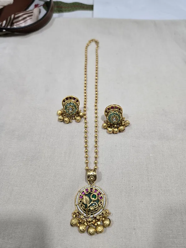 Gold_Tone_Traditional_Necklace_Set_for_Women