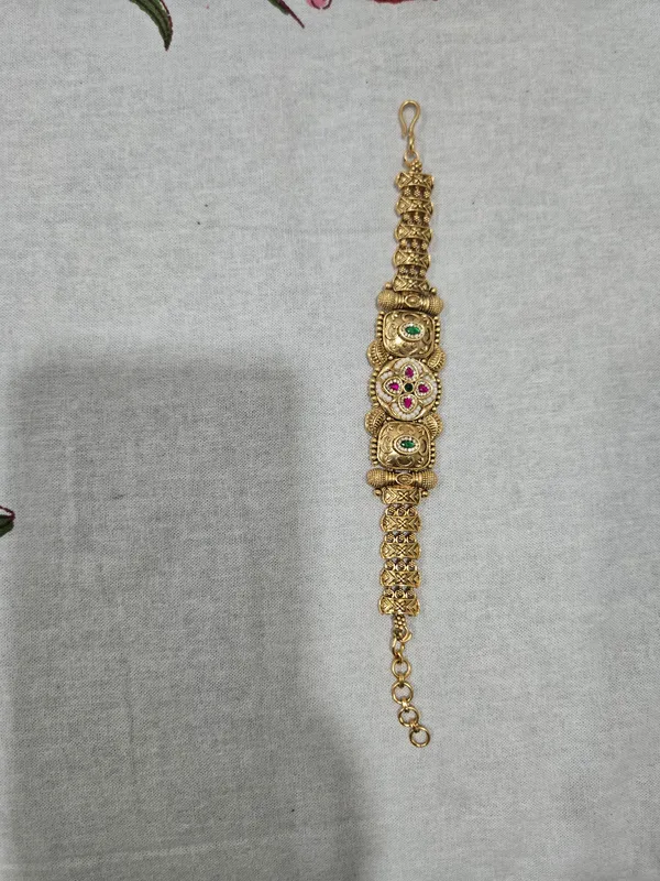 Gold_Tone_Traditional_Stone_Studded_Bracelet_for_Women