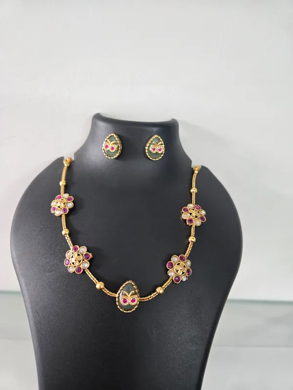 Gold-Toned_Floral_Necklace_And_Earrings_Set_For_Women