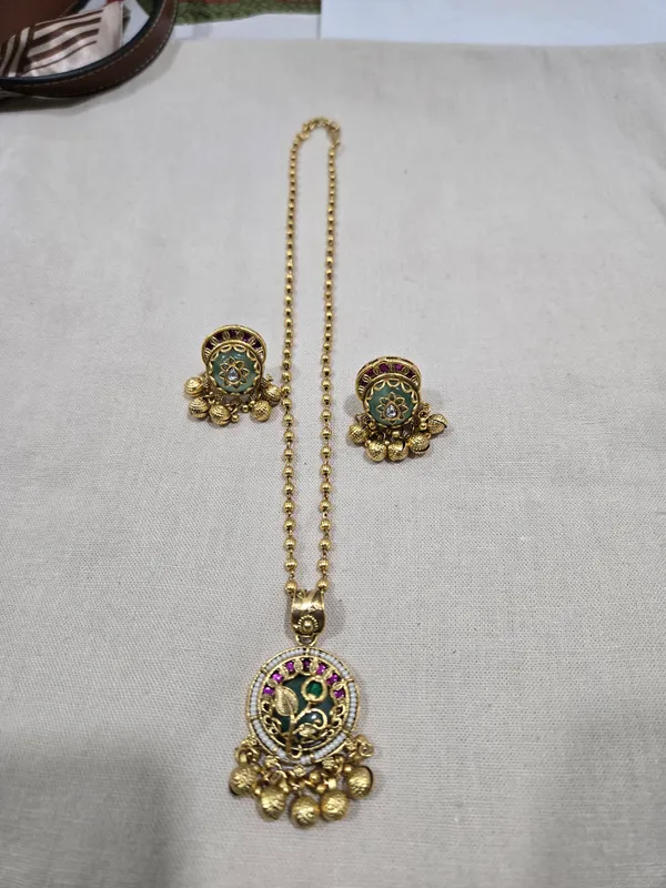 Gold_Tone_Traditional_Necklace_Set_for_Women